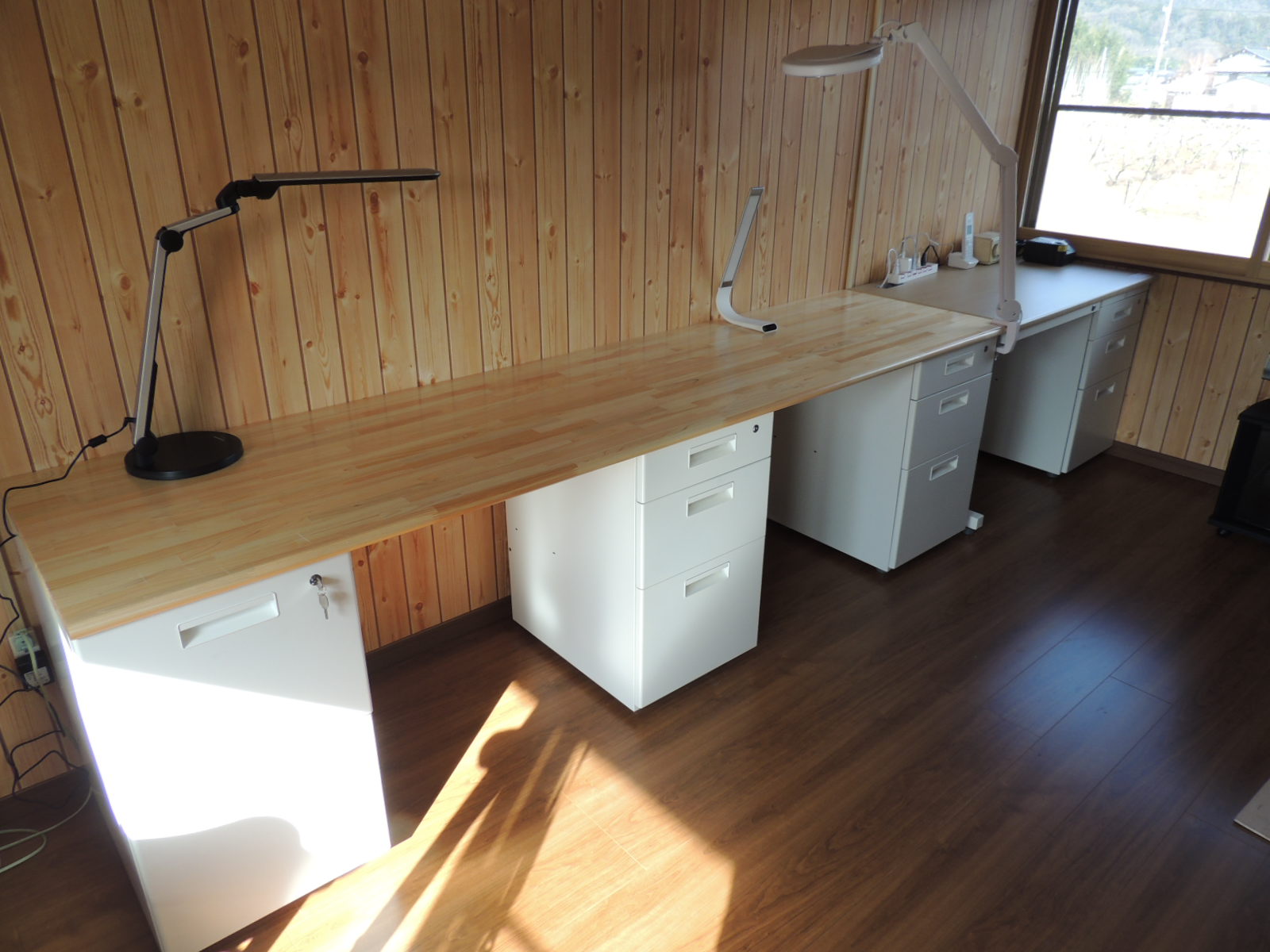 桧（無節）集成材（積層材）のデスク天板 ｜施工・制作事例｜木材加工.com