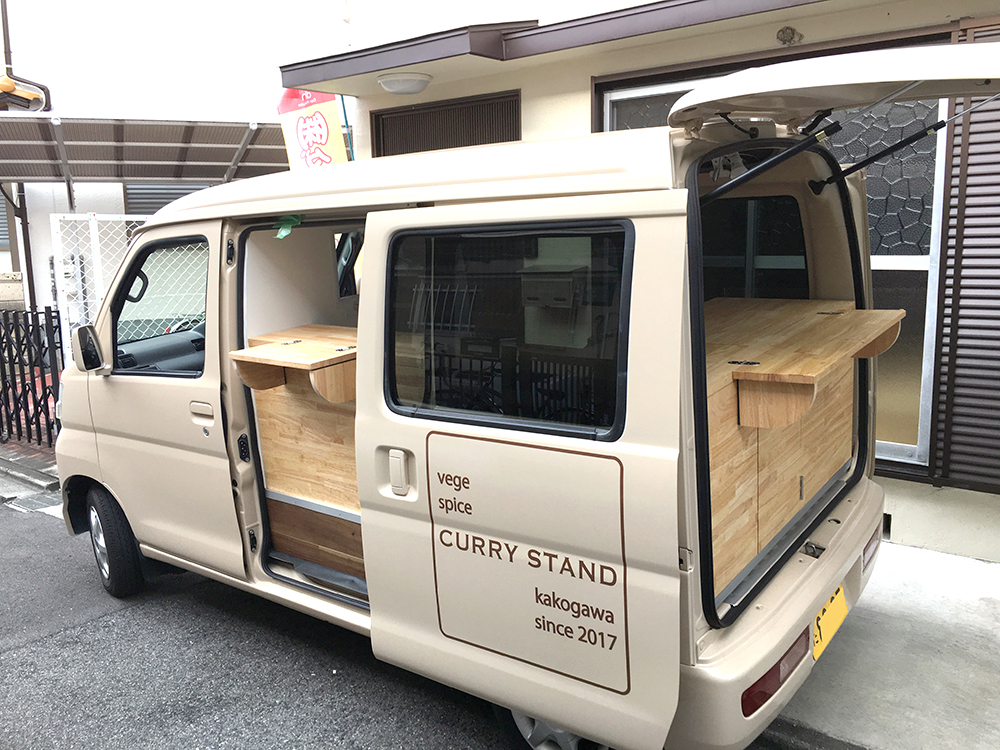 ゴム積層材(集成材)のキッチンカー内装4