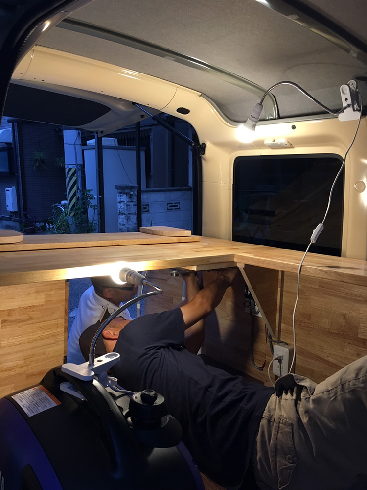 ゴム積層材(集成材)のキッチンカー内装4
