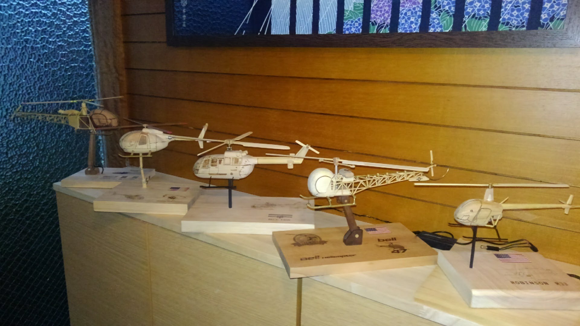 端材で製作したヘリコプター、航空機、文具等