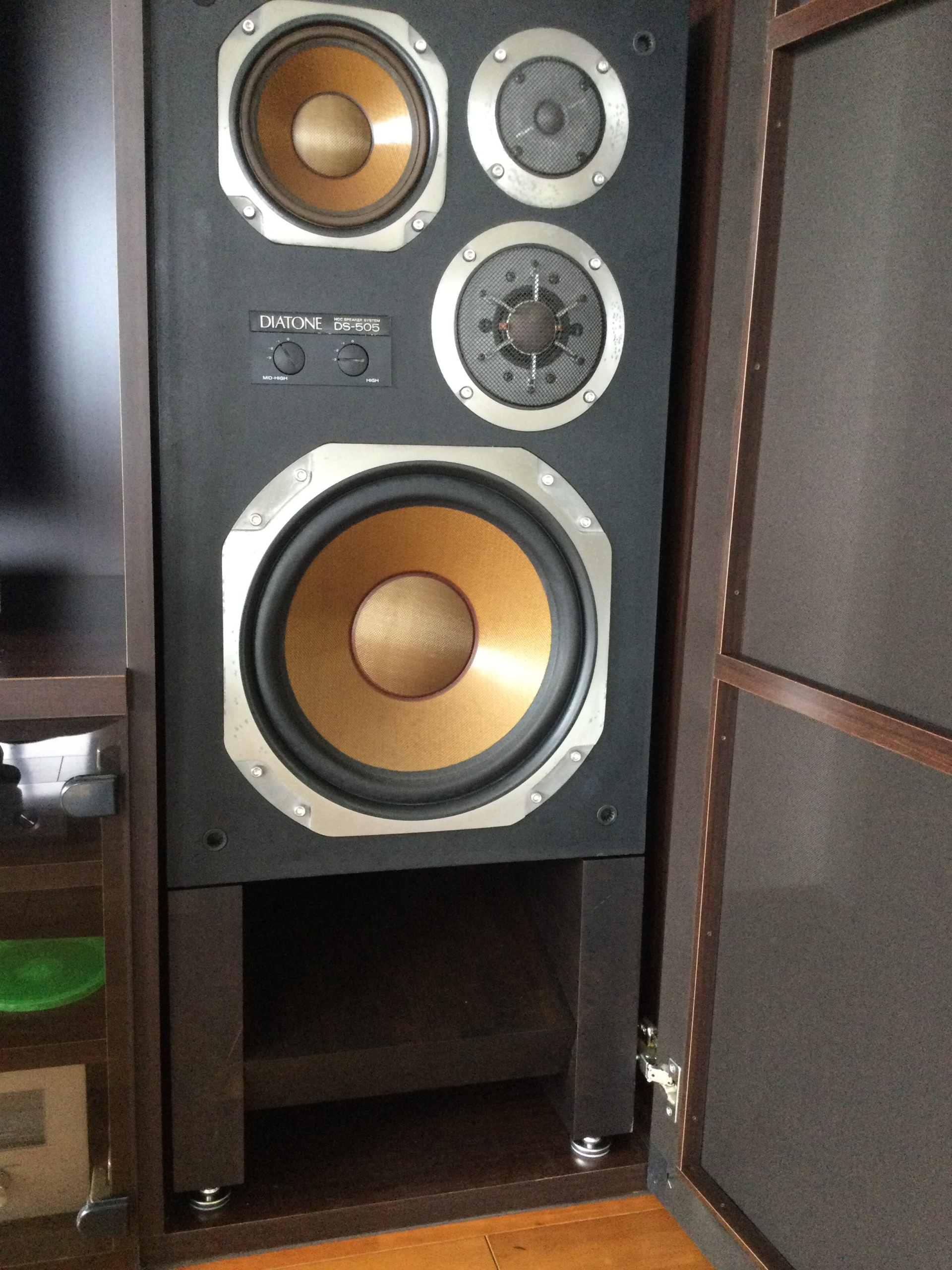 ゴム集成材（積層材）のスピーカースタンド ｜施工・制作事例｜木材