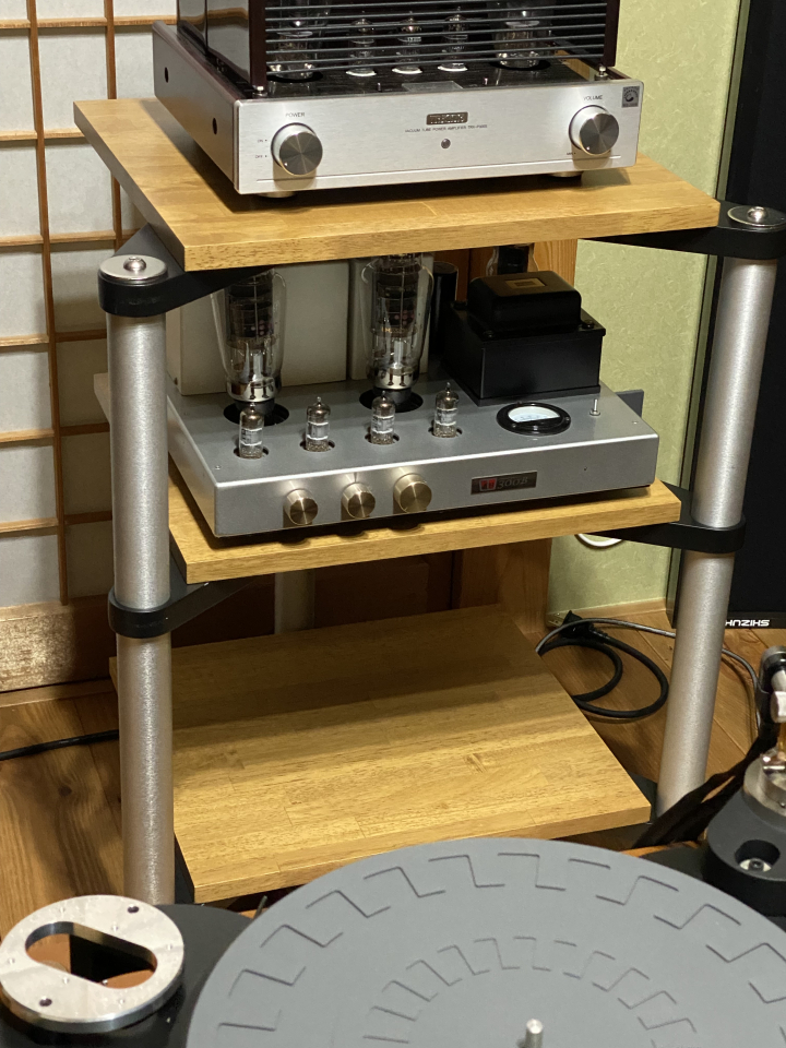 ゴム集成材のオーディオラック