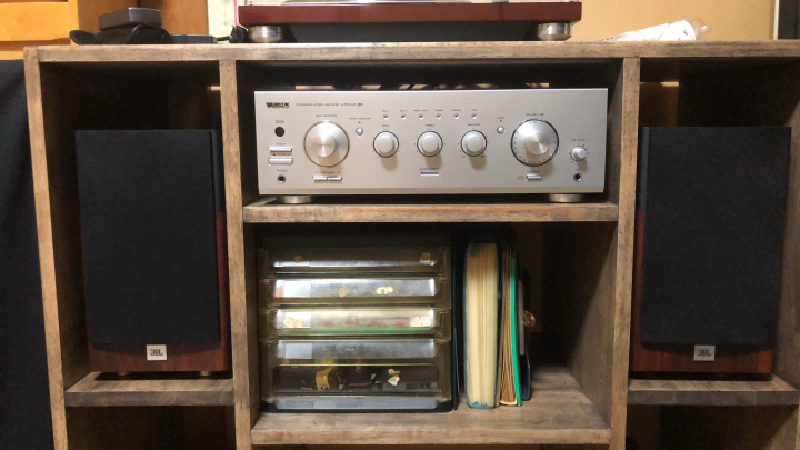 ゴム集成材のオーディオラック