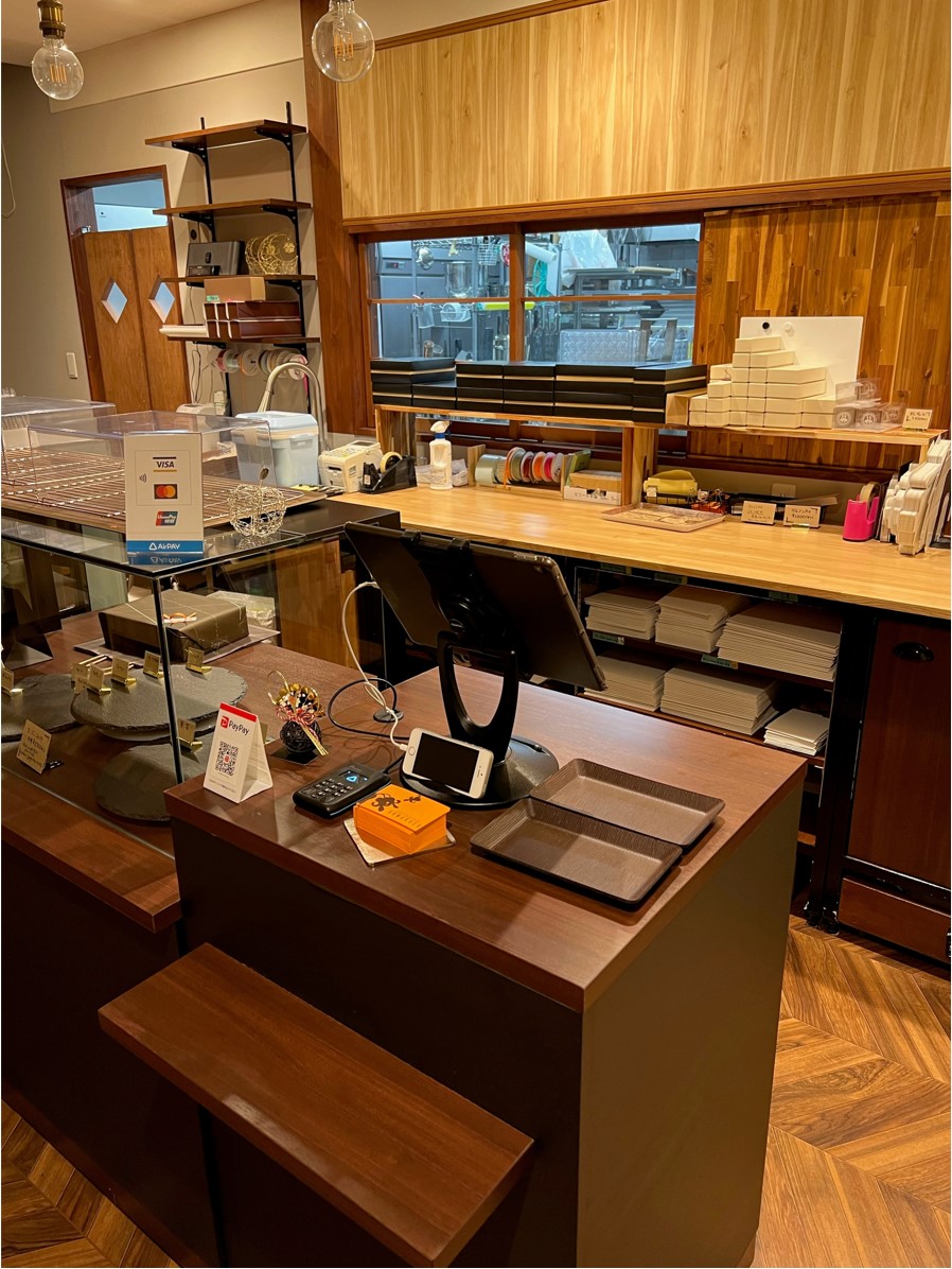 施工・制作事例の更新】洋菓子店のカウンターに！クリア塗装で仕上げた
